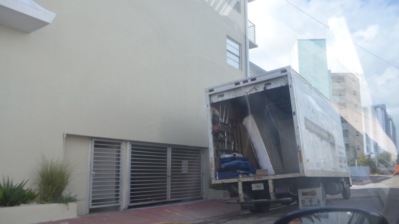 Urban box truck delivery service for Miami B2B logistics and commercial shipments